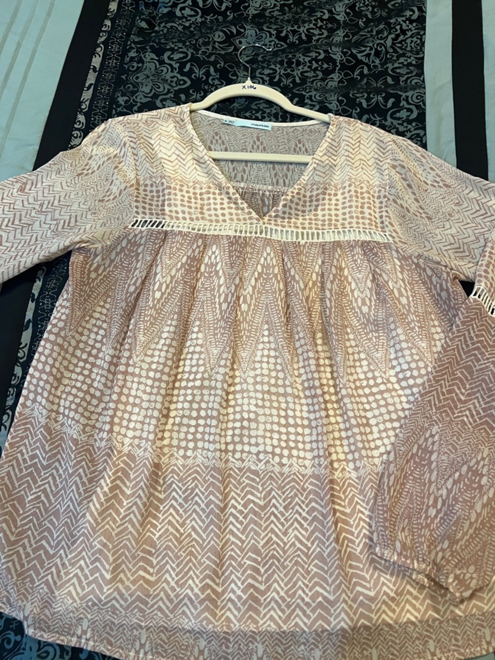 MAUNCES Women's Printed V-Neck Peasant Blouse - Blush/Cream